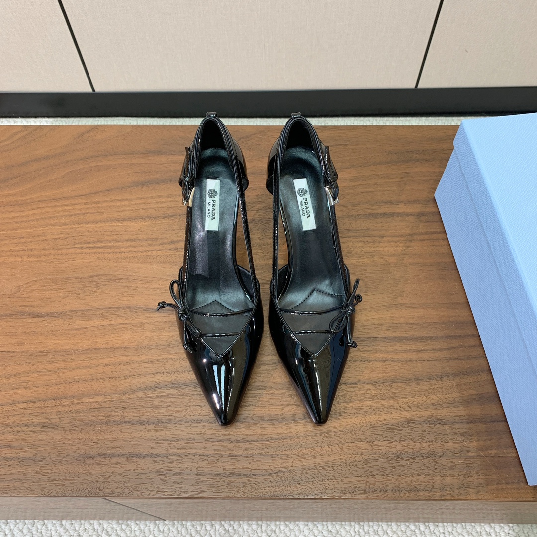 NO:723105,[Pra*a] Bow-tie side empty shoes. Original last, top quality. Upper cowhide, patent leather. Imported sheepskin lining and feet. Genuine leather outsole, heel height 7.5cm, size 35-41 (custom-made 40, 41 non-returnable) batch, single shoes, prada, cowhide, sheepskin, Leather soles19860909【Pra*a】蝴蝶结侧空单鞋.原版套楦,顶级品质.鞋面牛皮、漆皮.进口羊皮内里及垫脚.真皮大底,跟高7.5cm 码数35-41（40、41定做不退换） 批,单鞋,prada,cowhide,sheepskin,Leather soles,Women's Shoes