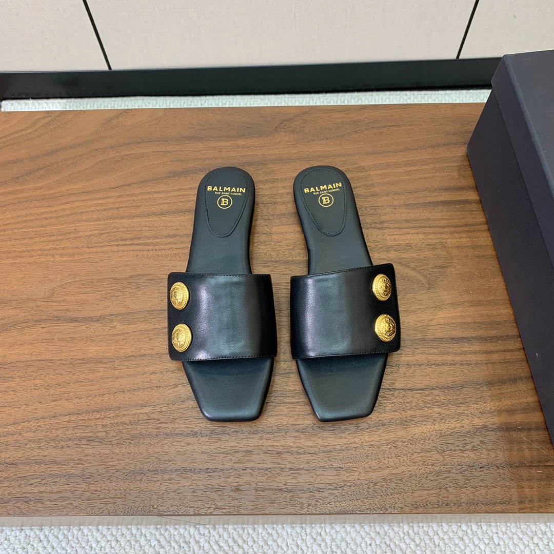 NO:723084,【Bal*ain】Flat slippers. More and more chic and outstanding, with invincible aura and invincible good looks. Cowhide upper, original molded metal buckle, cowhide feet. Genuine leather outsole imported from Italy. Size: 36-42 (40, 41, 42 customized are not returnable) batch, slippers, slippers, cowhide, Leather soles19860909【Bal*ain】平底拖鞋.愈发別致出众,无敌气场、无敌好看.鞋面牛皮,原版开模金属扣,牛皮垫脚.意大利进口真皮大底. 码数: 36-42（40、41、42定制不退换） 批,拖鞋,slippers,cowhide,Leather soles,Women's Shoes