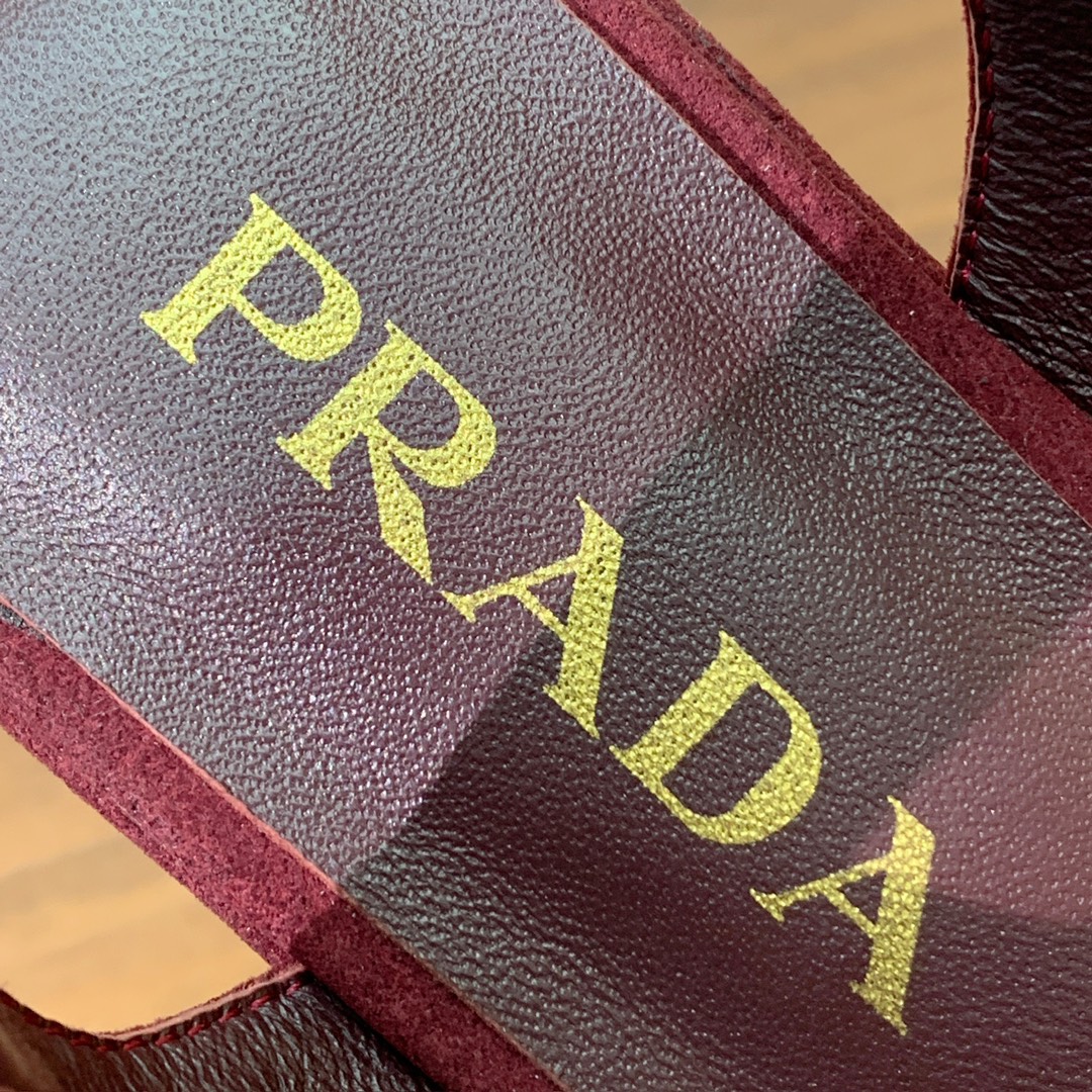 【Pra*a】水台凉鞋。复古俏皮又不失大气得体。鞋面羊京、金属皮。羊皮内里及垫脚。真皮大底，跟高6.5c