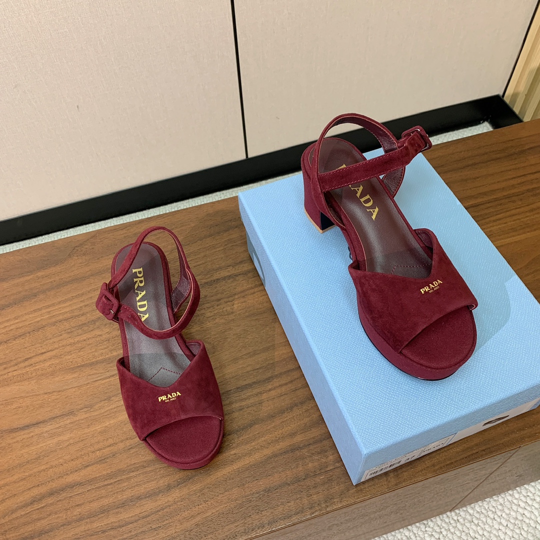 【Pra*a】水台凉鞋。复古俏皮又不失大气得体。鞋面羊京、金属皮。羊皮内里及垫脚。真皮大底，跟高6.5c