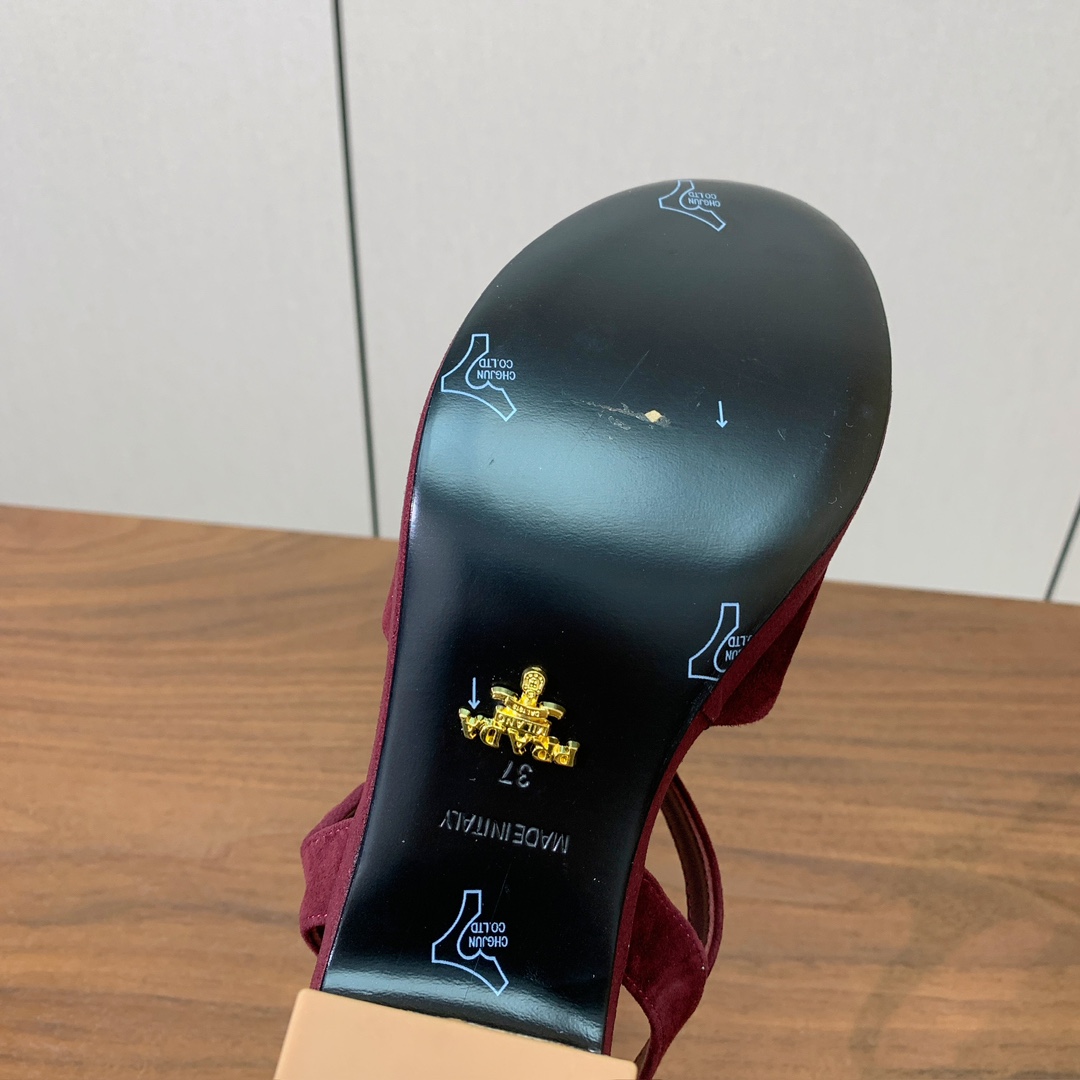 【Pra*a】水台凉鞋。复古俏皮又不失大气得体。鞋面羊京、金属皮。羊皮内里及垫脚。真皮大底，跟高6.5c