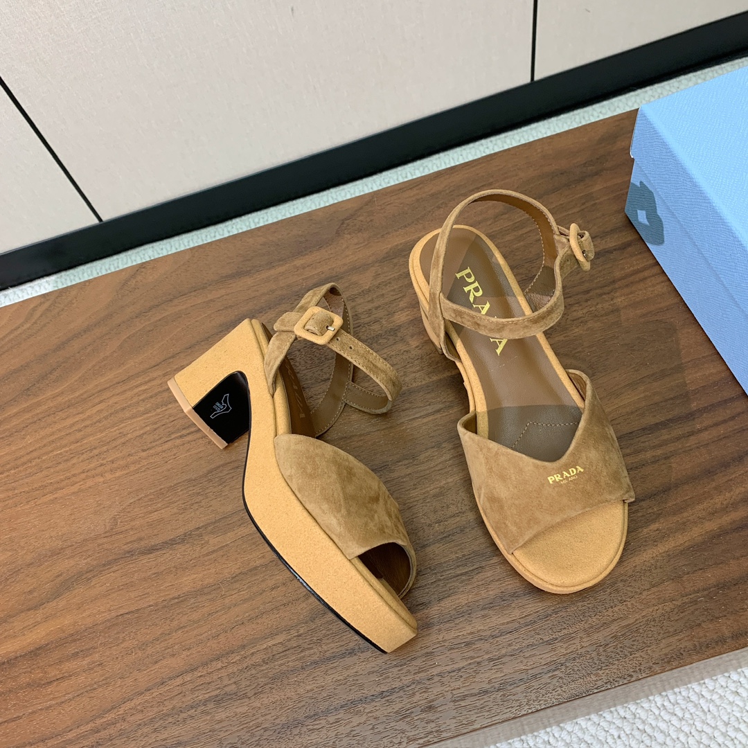 【Pra*a】水台凉鞋。复古俏皮又不失大气得体。鞋面羊京、金属皮。羊皮内里及垫脚。真皮大底，跟高6.5c