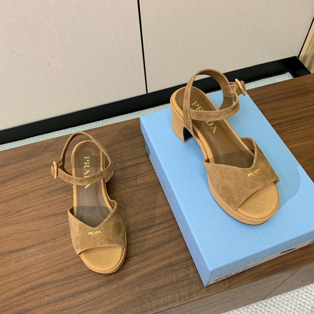 【Pra*a】水台凉鞋。复古俏皮又不失大气得体。鞋面羊京、金属皮。羊皮内里及垫脚。真皮大底，跟高6.5c