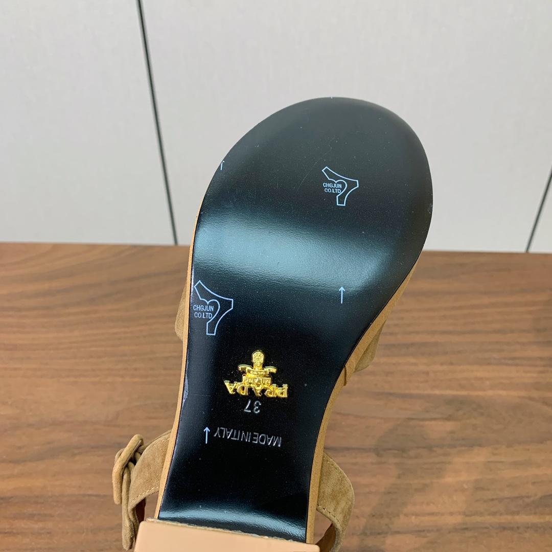 【Pra*a】水台凉鞋。复古俏皮又不失大气得体。鞋面羊京、金属皮。羊皮内里及垫脚。真皮大底，跟高6.5c