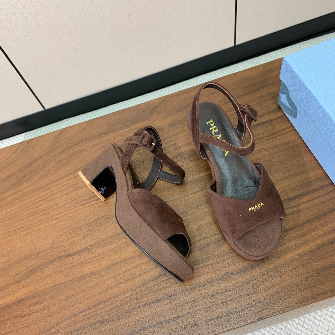 【Pra*a】水台凉鞋。复古俏皮又不失大气得体。鞋面羊京、金属皮。羊皮内里及垫脚。真皮大底，跟高6.5c