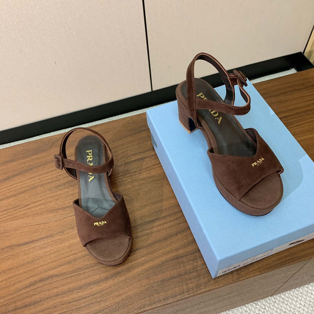 【Pra*a】水台凉鞋。复古俏皮又不失大气得体。鞋面羊京、金属皮。羊皮内里及垫脚。真皮大底，跟高6.5c