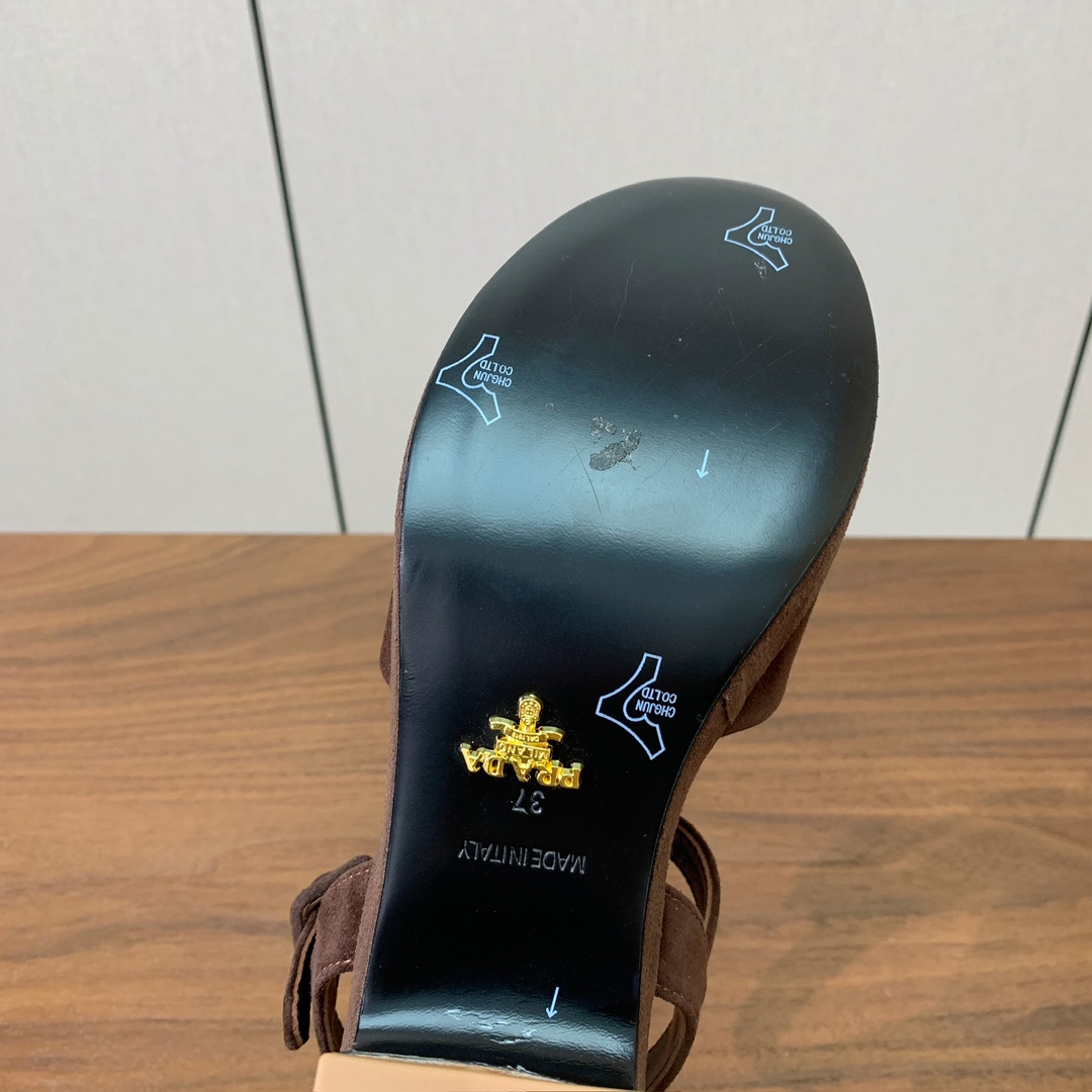 【Pra*a】水台凉鞋。复古俏皮又不失大气得体。鞋面羊京、金属皮。羊皮内里及垫脚。真皮大底，跟高6.5c