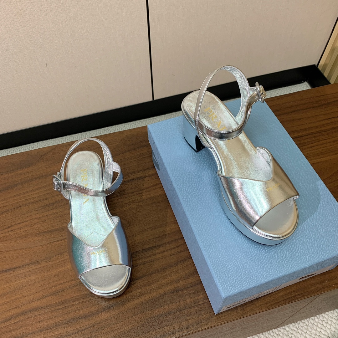 【Pra*a】水台凉鞋。复古俏皮又不失大气得体。鞋面羊京、金属皮。羊皮内里及垫脚。真皮大底，跟高6.5c