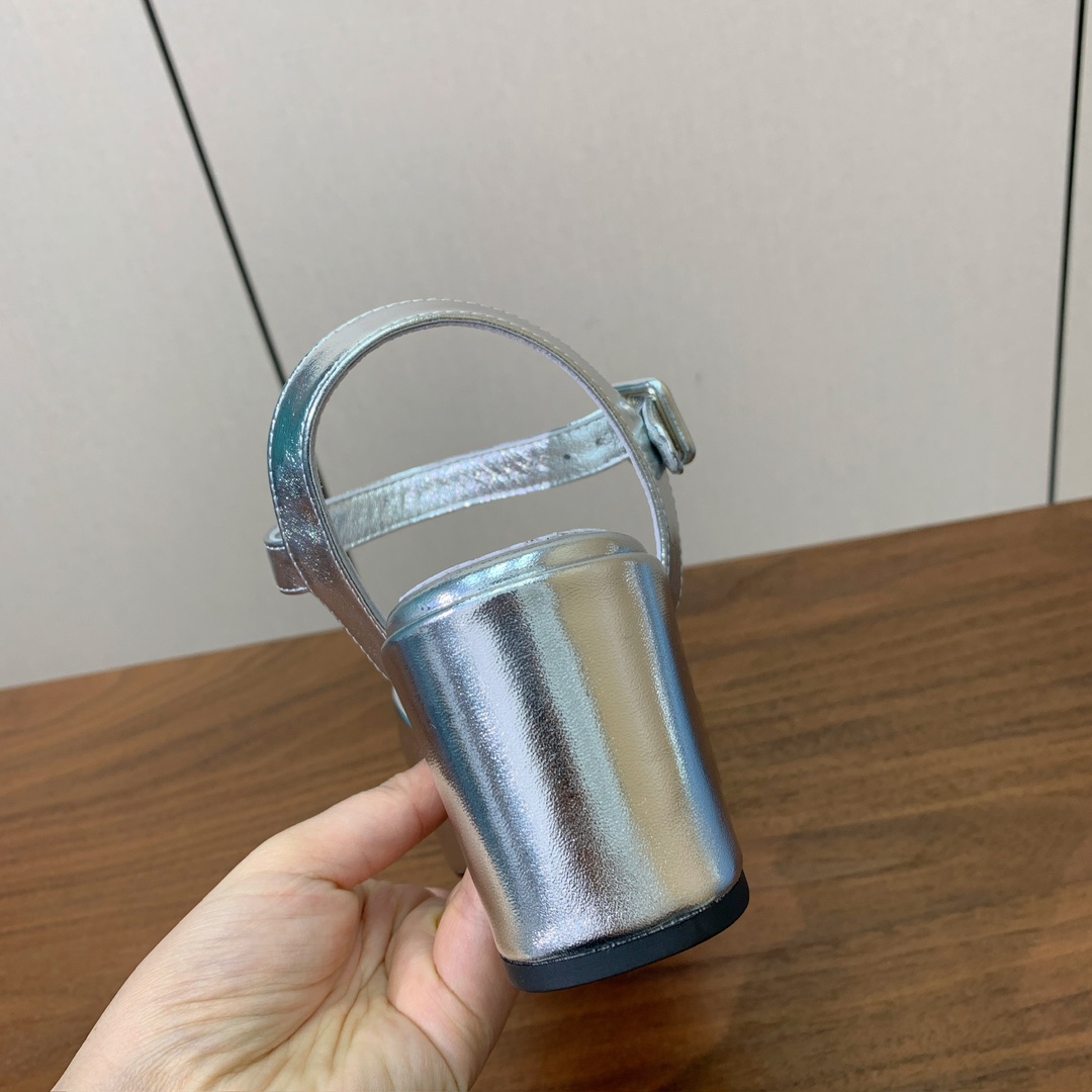 【Pra*a】水台凉鞋。复古俏皮又不失大气得体。鞋面羊京、金属皮。羊皮内里及垫脚。真皮大底，跟高6.5c