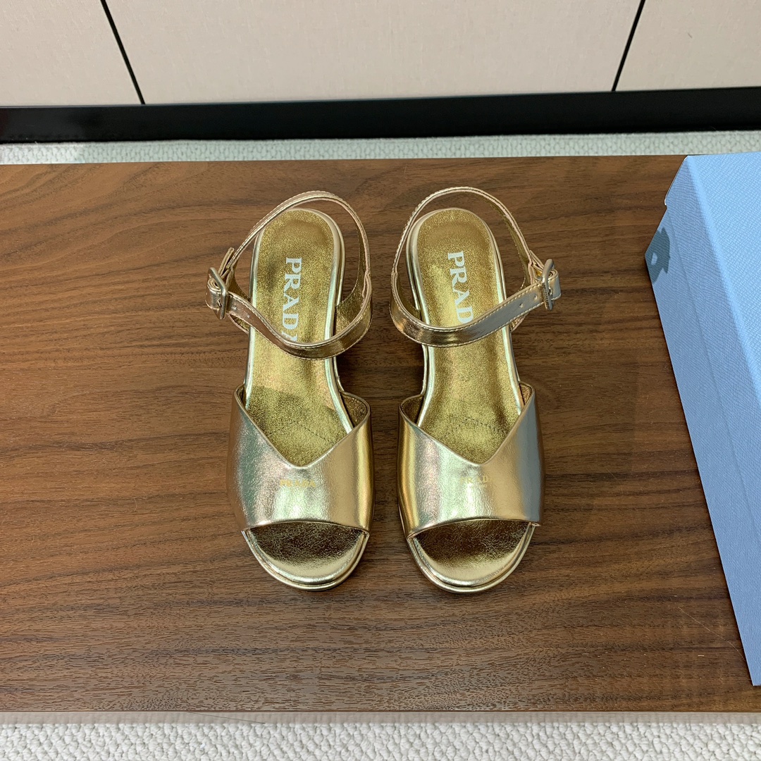 NO:723061,[Pra*a] Water platform sandals. Retro and playful yet elegant and decent. Uppers made of sheepskin, metallic leather. Sheepskin lining and feet. Genuine leather outsole, heel height 6.5cm. Size 35-41 (40 and 41 customized are not returnable). Batch, sandals, prada, sandals, sheepskin, sheep, Leather soles19860909【Pra*a】水台凉鞋.复古俏皮又不失大气得体.鞋面羊京、金属皮.羊皮内里及垫脚.真皮大底,跟高6.5cm 码数35-41（40、41定制不退换） 批,凉鞋,prada,sandals,sheepskin,sheep,Leather soles,Women's Shoes