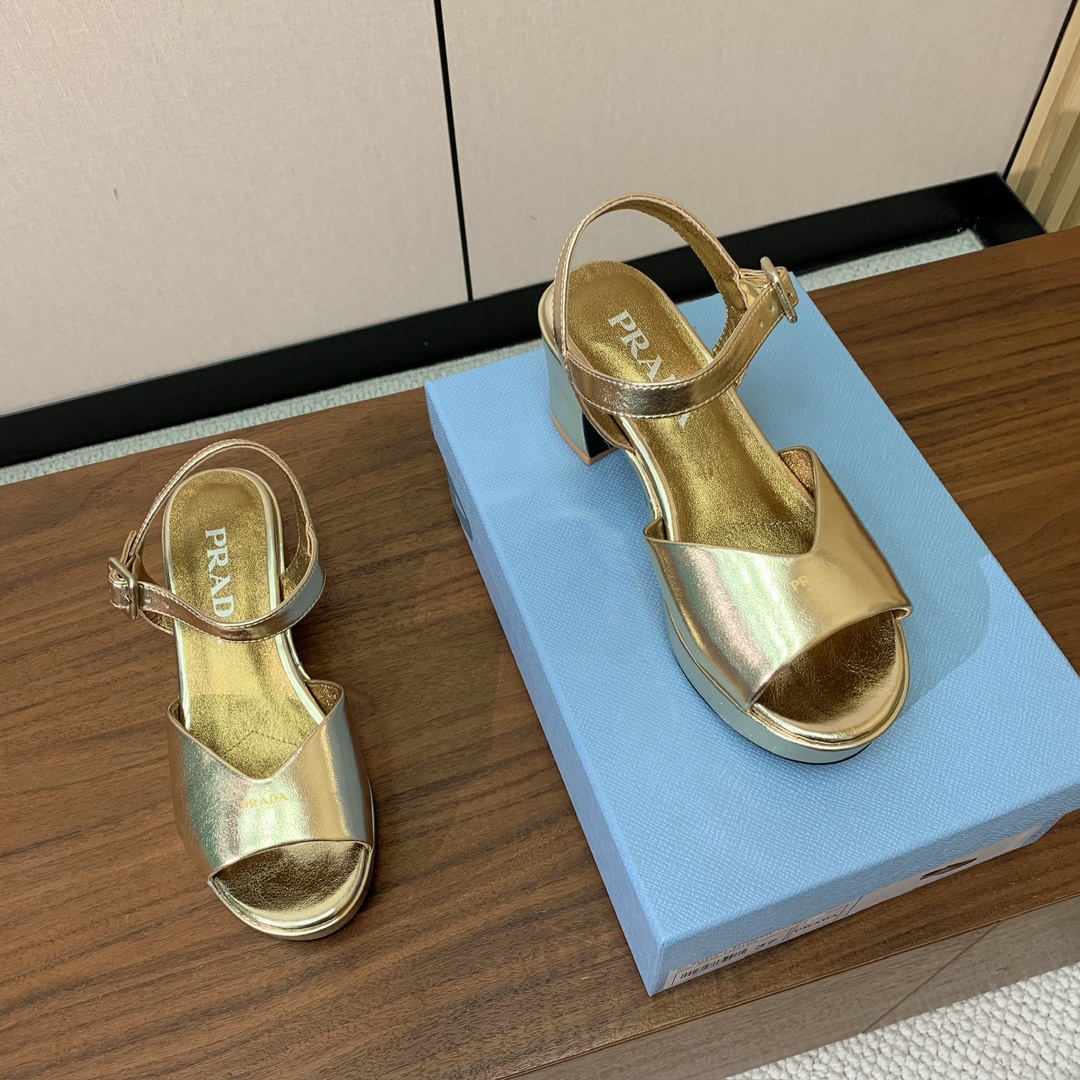 【Pra*a】水台凉鞋。复古俏皮又不失大气得体。鞋面羊京、金属皮。羊皮内里及垫脚。真皮大底，跟高6.5c