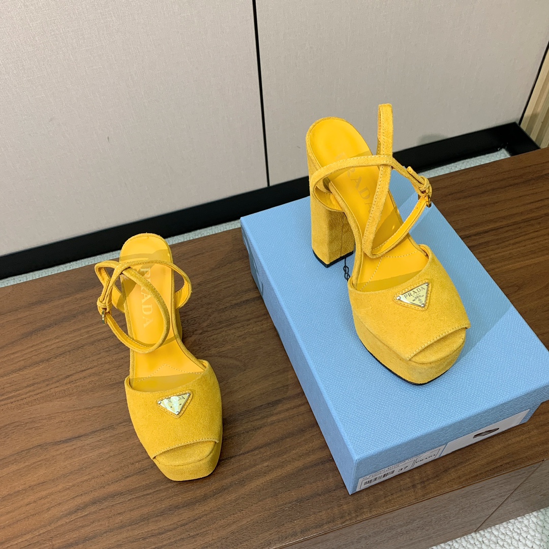 【Pra*a】水台凉鞋。复古俏皮又不失大气得体。鞋面羊京，羊皮内里及垫脚。真皮大底，跟高13.5cm、水
