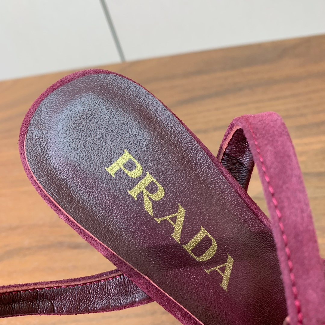 【Pra*a】水台凉鞋。复古俏皮又不失大气得体。鞋面羊京，羊皮内里及垫脚。真皮大底，跟高13.5cm、水