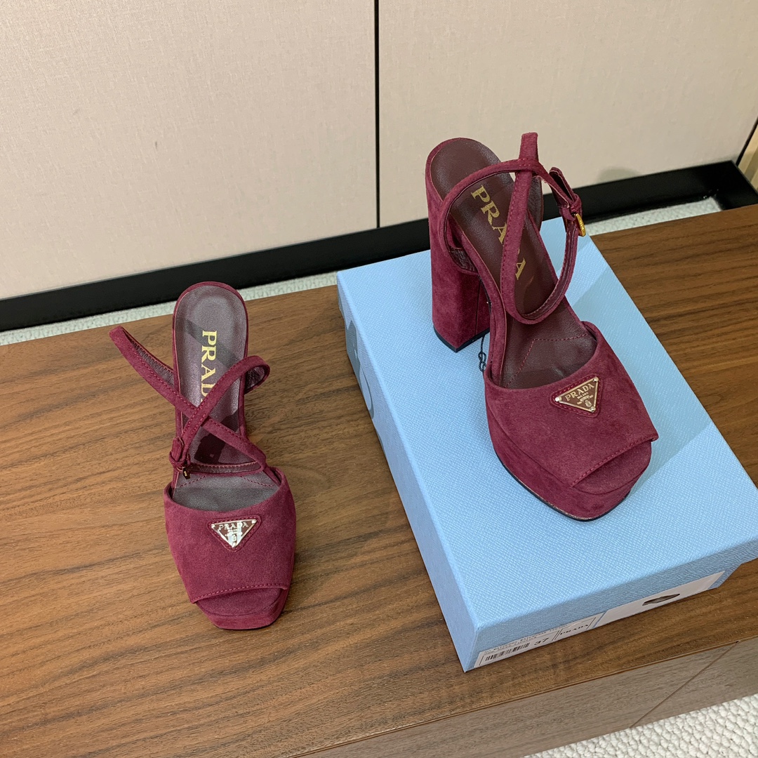 【Pra*a】水台凉鞋。复古俏皮又不失大气得体。鞋面羊京，羊皮内里及垫脚。真皮大底，跟高13.5cm、水