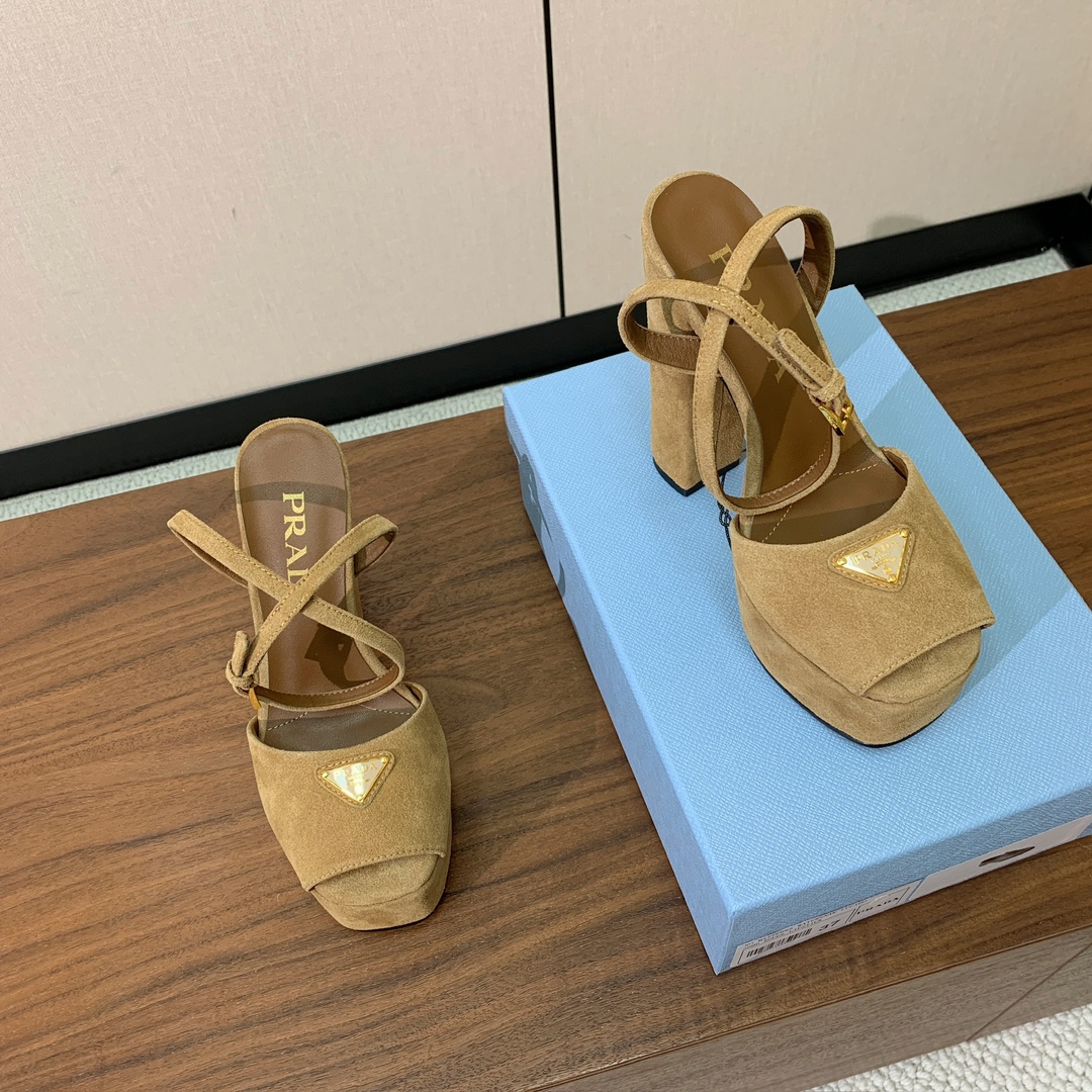 【Pra*a】水台凉鞋。复古俏皮又不失大气得体。鞋面羊京，羊皮内里及垫脚。真皮大底，跟高13.5cm、水