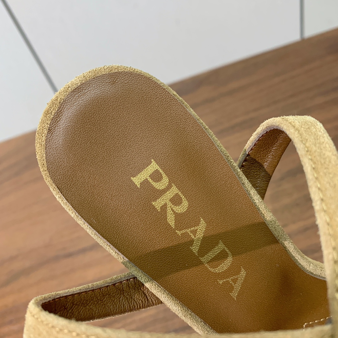 【Pra*a】水台凉鞋。复古俏皮又不失大气得体。鞋面羊京，羊皮内里及垫脚。真皮大底，跟高13.5cm、水