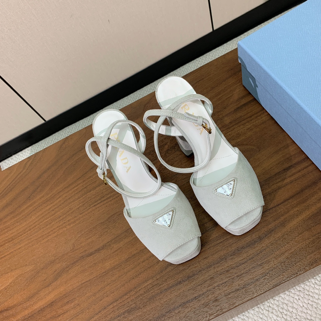 【Pra*a】水台凉鞋。复古俏皮又不失大气得体。鞋面羊京，羊皮内里及垫脚。真皮大底，跟高13.5cm、水
