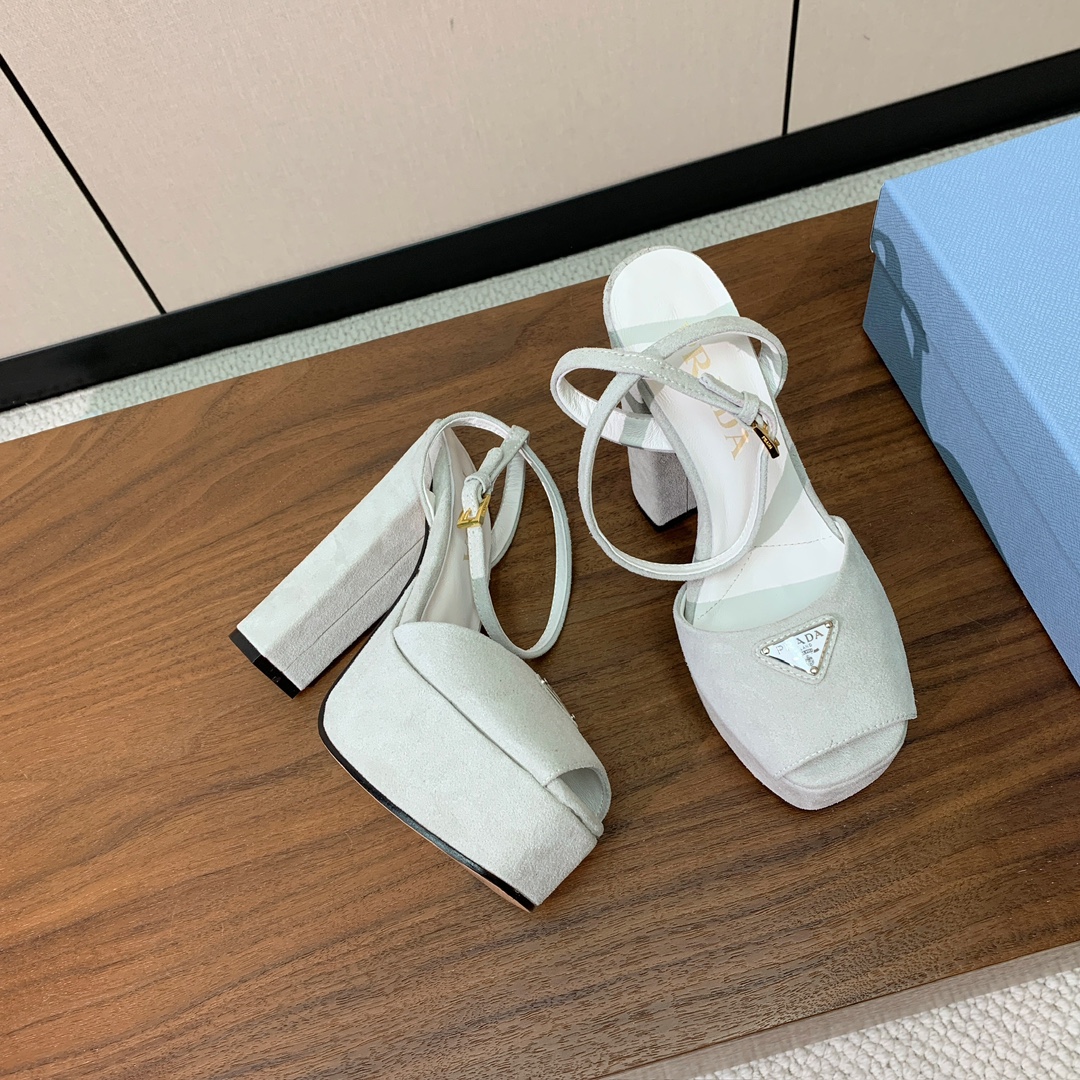 【Pra*a】水台凉鞋。复古俏皮又不失大气得体。鞋面羊京，羊皮内里及垫脚。真皮大底，跟高13.5cm、水