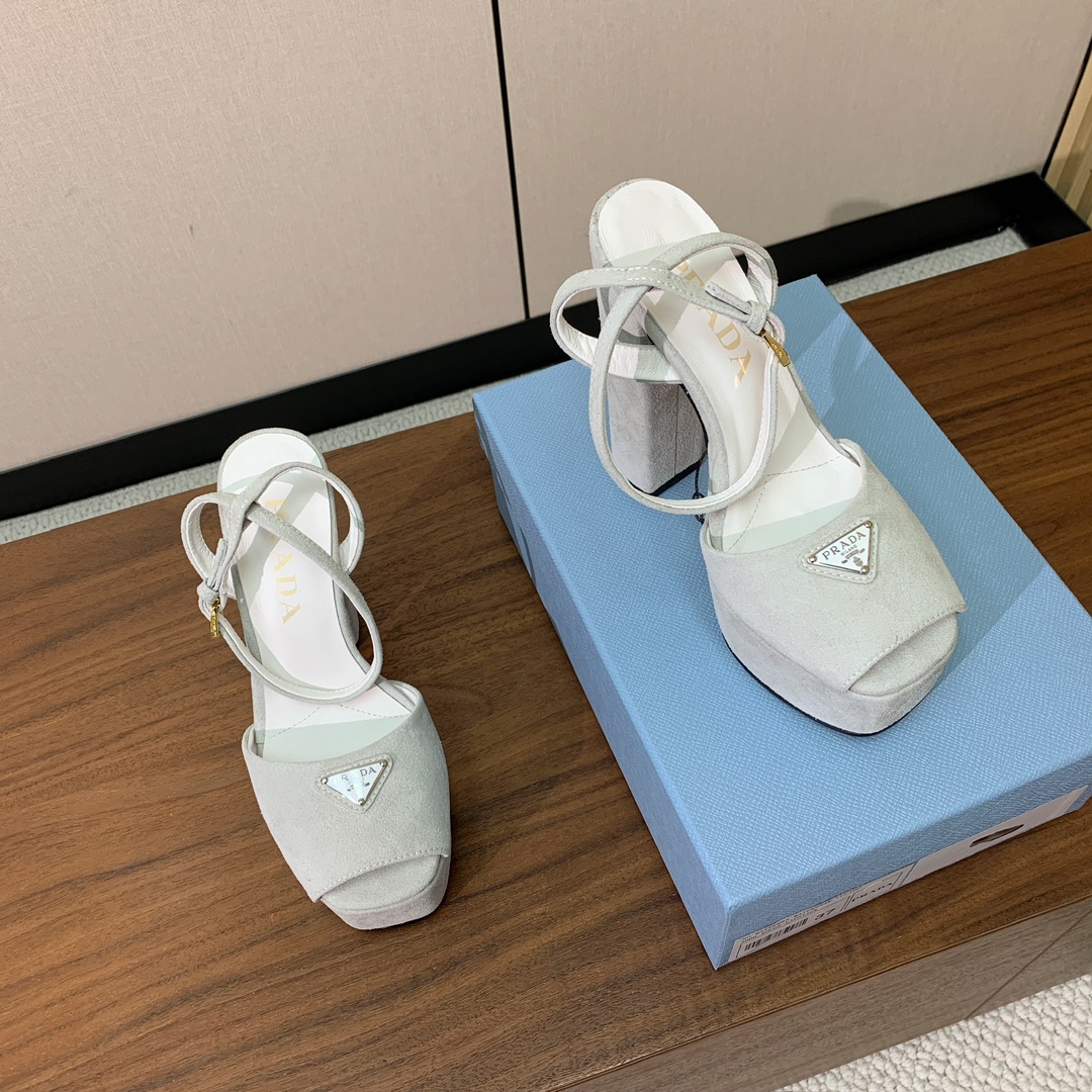 【Pra*a】水台凉鞋。复古俏皮又不失大气得体。鞋面羊京，羊皮内里及垫脚。真皮大底，跟高13.5cm、水