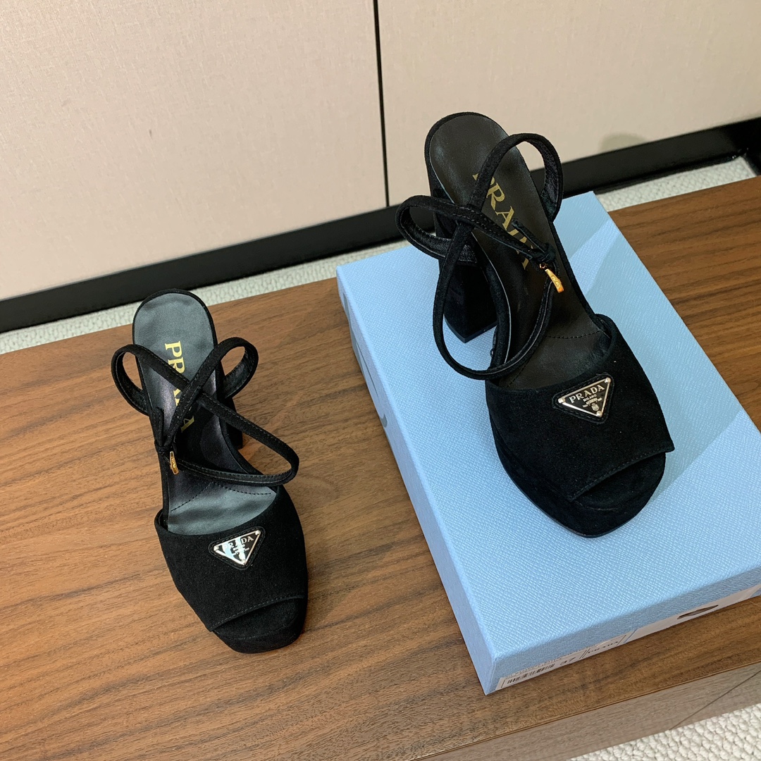 【Pra*a】水台凉鞋。复古俏皮又不失大气得体。鞋面羊京，羊皮内里及垫脚。真皮大底，跟高13.5cm、水