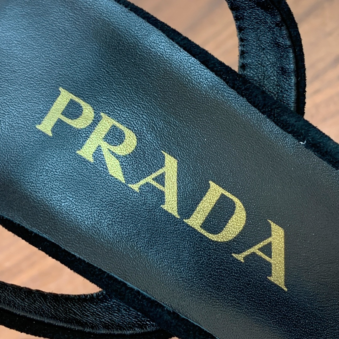 【Pra*a】水台凉鞋。复古俏皮又不失大气得体。鞋面羊京，羊皮内里及垫脚。真皮大底，跟高13.5cm、水