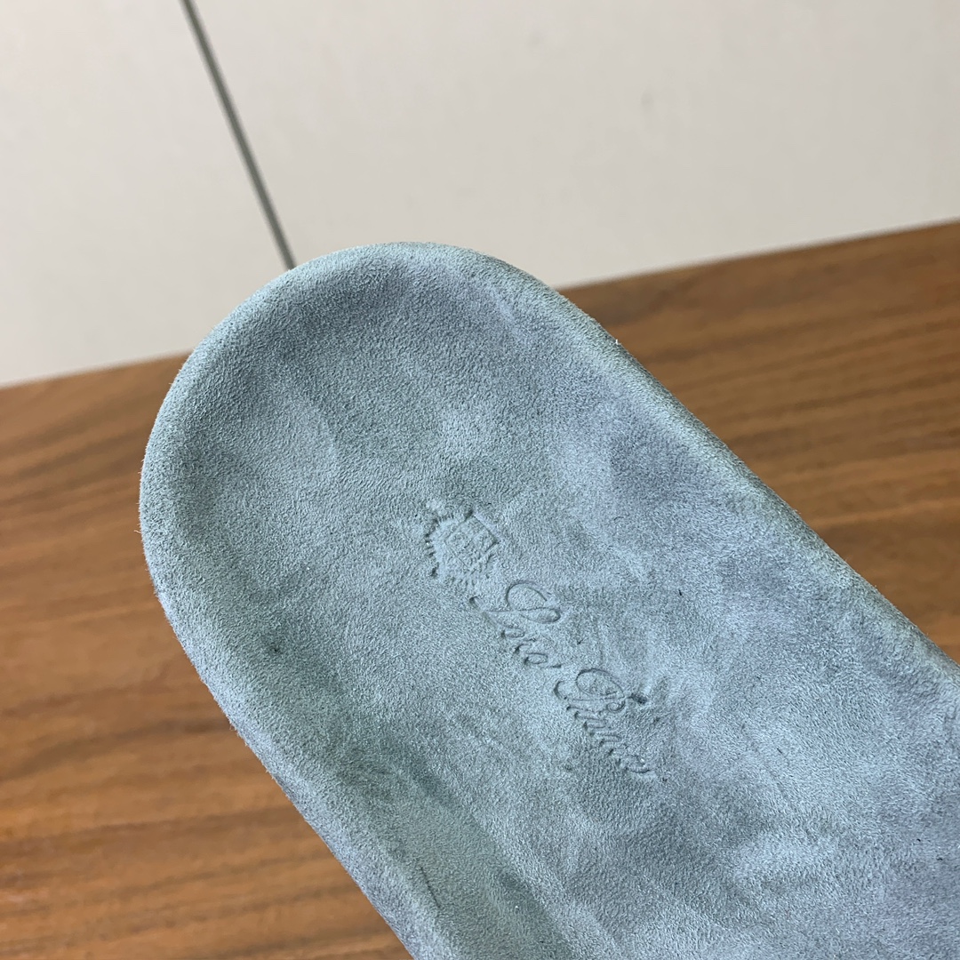 【Loro Piana】男款拖鞋。意大利顶级羊绒复古优雅低调奢华。时尚性与皮料实用性同样兼具依然全网最高