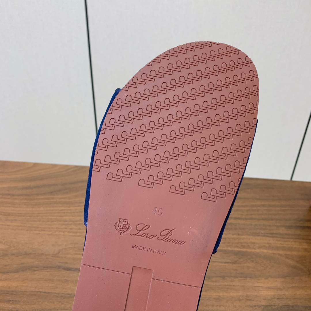 【Loro Piana】男款拖鞋。意大利顶级羊绒复古优雅低调奢华。时尚性与皮料实用性同样兼具依然全网最高