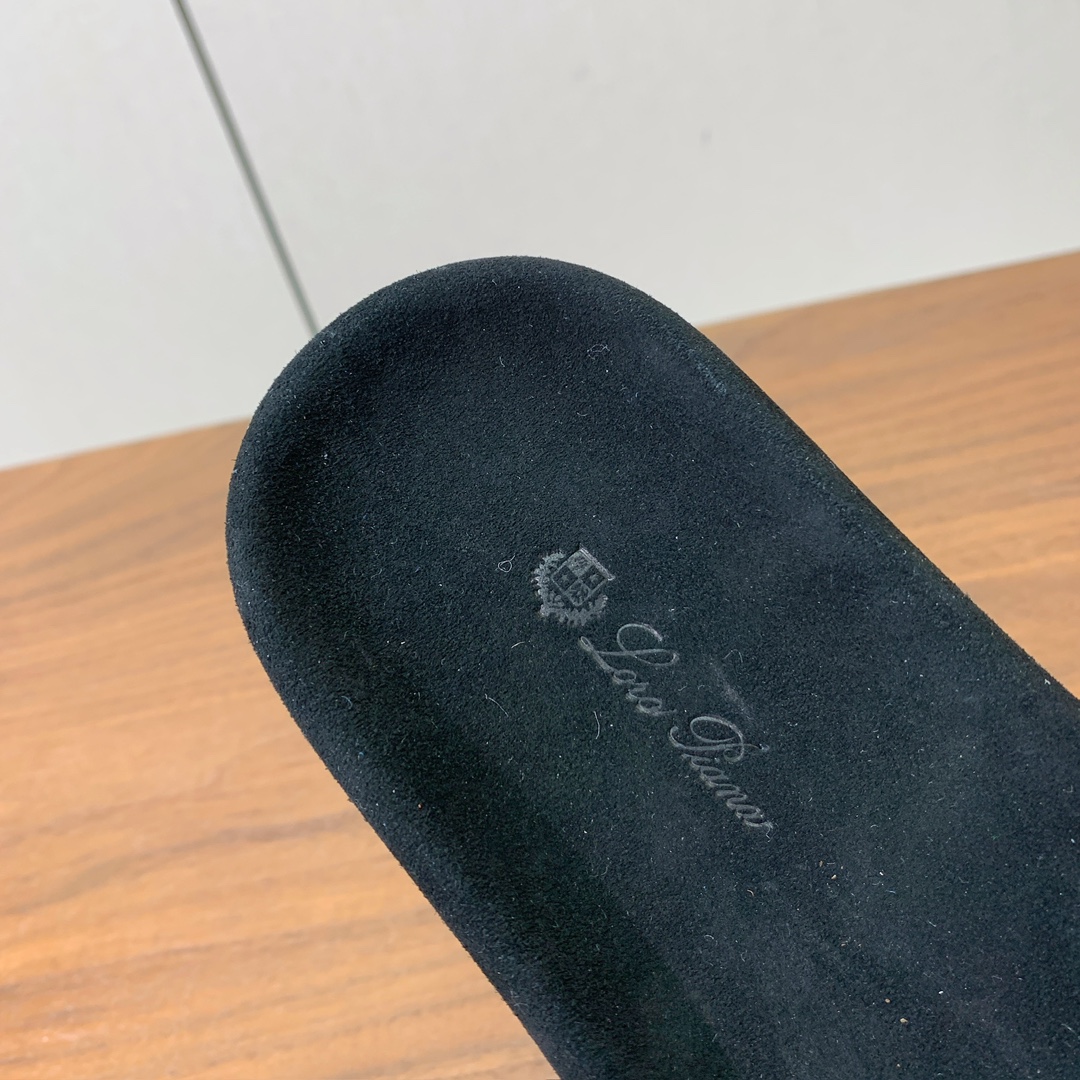 【Loro Piana】男款拖鞋。意大利顶级羊绒复古优雅低调奢华。时尚性与皮料实用性同样兼具依然全网最高