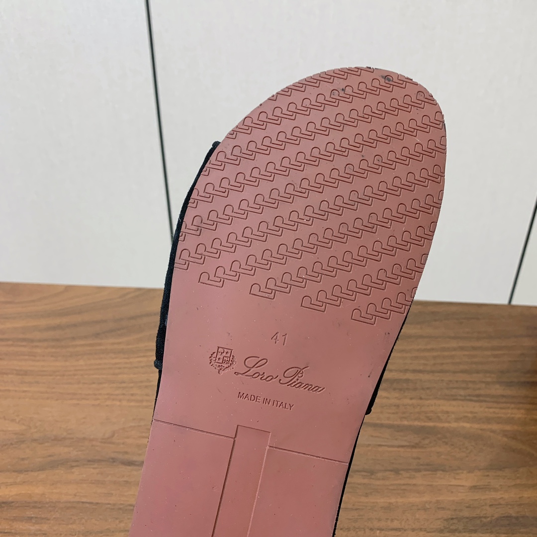 【Loro Piana】男款拖鞋。意大利顶级羊绒复古优雅低调奢华。时尚性与皮料实用性同样兼具依然全网最高
