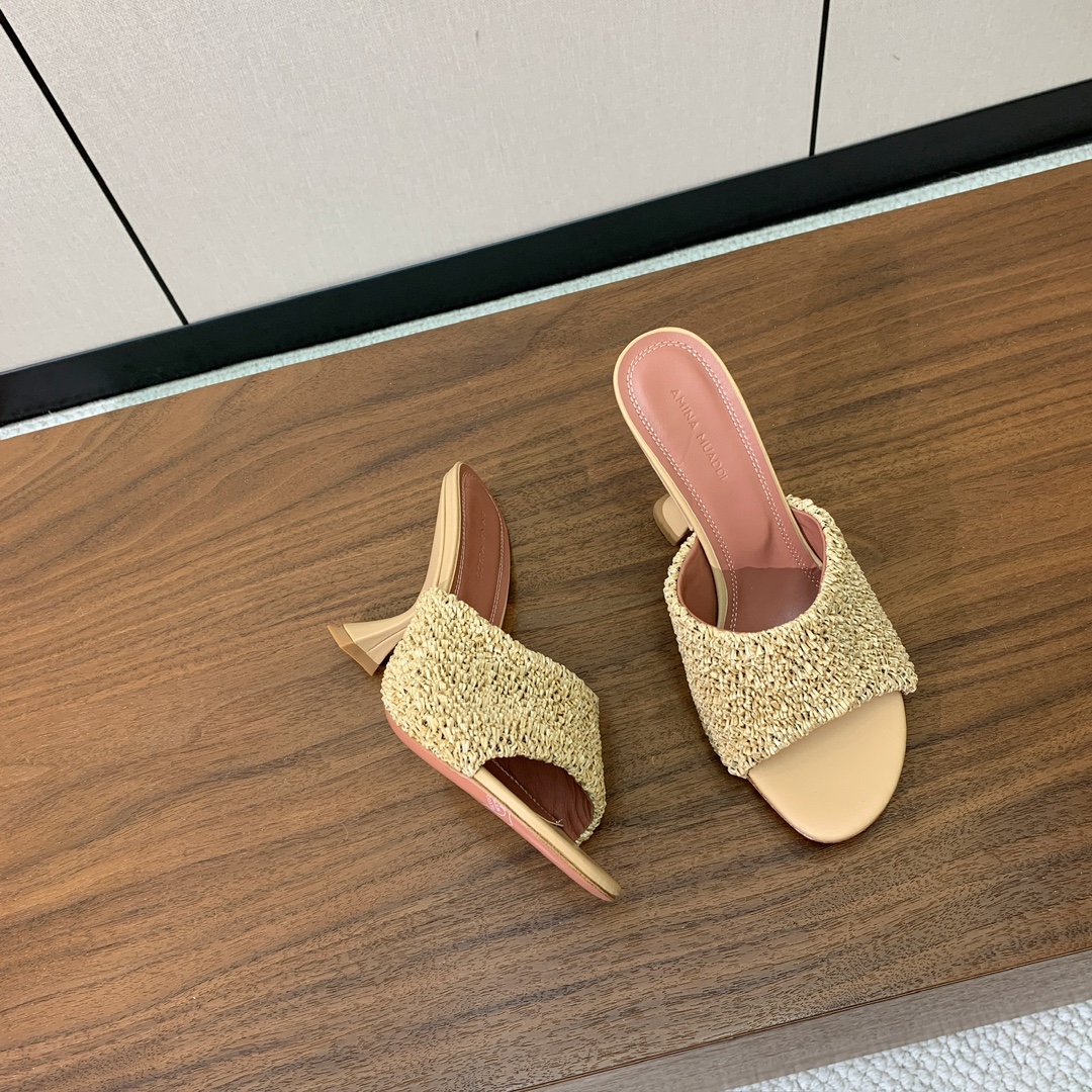 【Amina Muaddi】 编织面拖鞋。鞋面定制编织。羊皮垫脚，注塑真皮大底。跟高10cm 码数：35