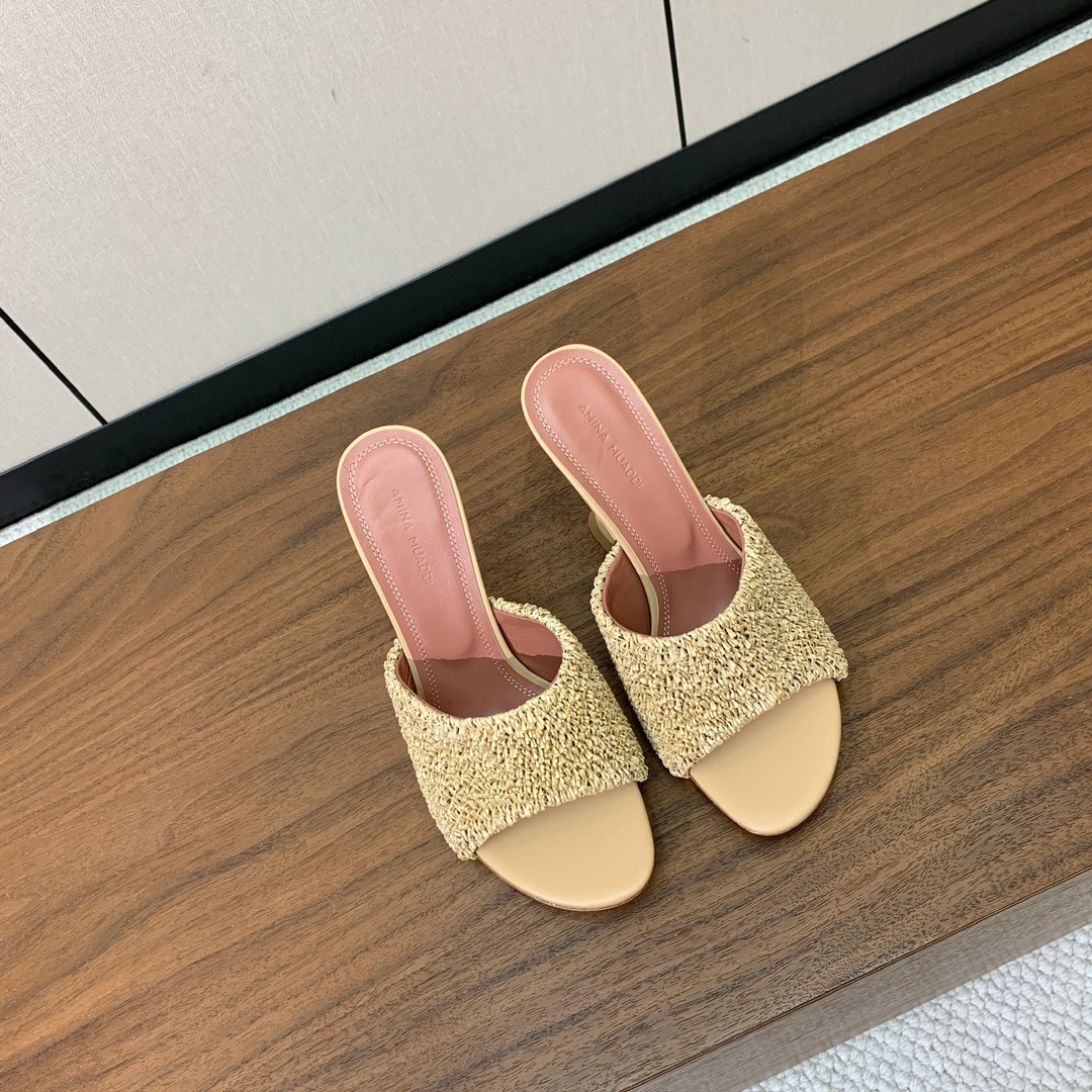 【Amina Muaddi】 编织面拖鞋。鞋面定制编织。羊皮垫脚，注塑真皮大底。跟高10cm 码数：35