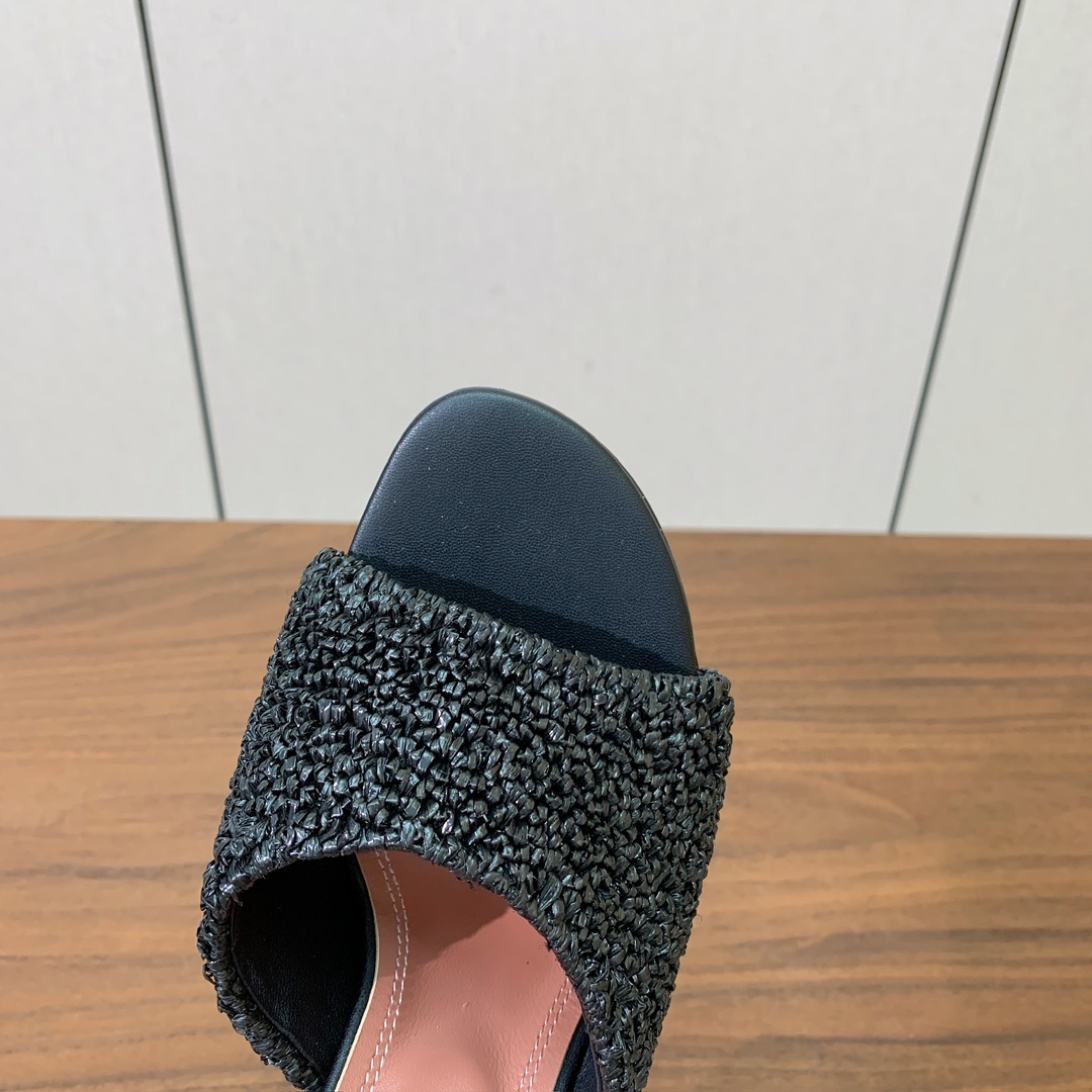 【Amina Muaddi】 编织面拖鞋。鞋面定制编织。羊皮垫脚，注塑真皮大底。跟高10cm 码数：35