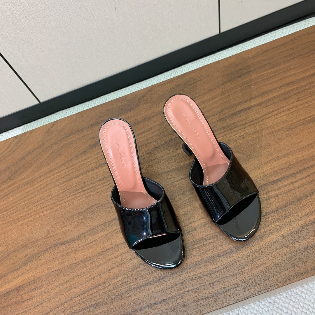 【Amina Muaddi】 光面拖鞋。鞋面漆皮、牛皮。羊皮垫脚，注塑真皮大底。跟高10cm 码数：35