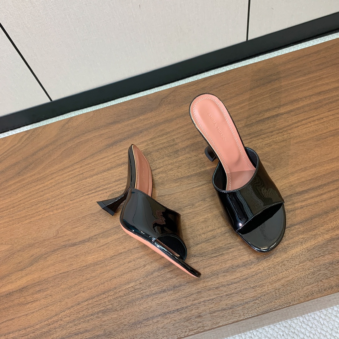 【Amina Muaddi】 光面拖鞋。鞋面漆皮、牛皮。羊皮垫脚，注塑真皮大底。跟高10cm 码数：35