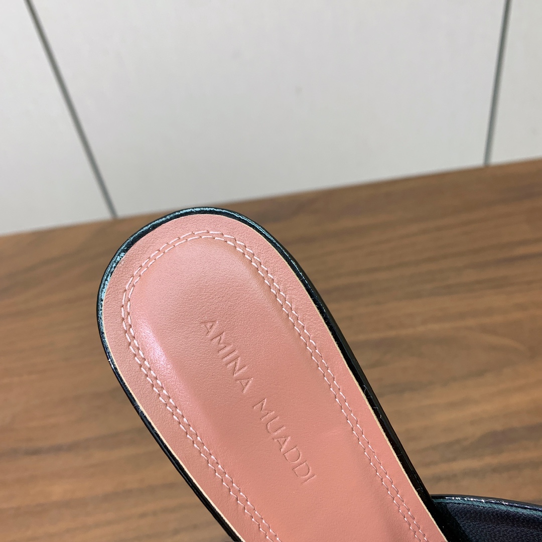 【Amina Muaddi】 光面拖鞋。鞋面漆皮、牛皮。羊皮垫脚，注塑真皮大底。跟高10cm 码数：35