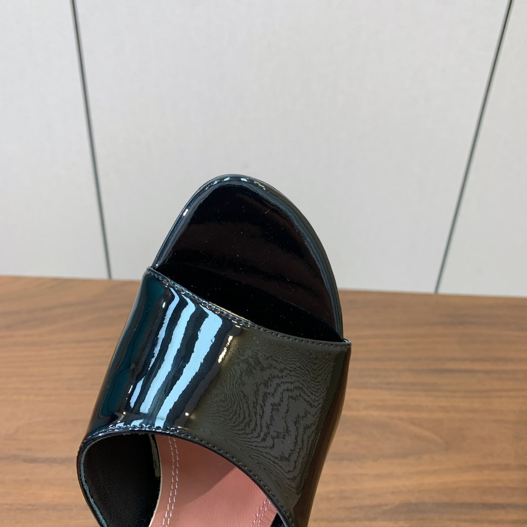 【Amina Muaddi】 光面拖鞋。鞋面漆皮、牛皮。羊皮垫脚，注塑真皮大底。跟高10cm 码数：35