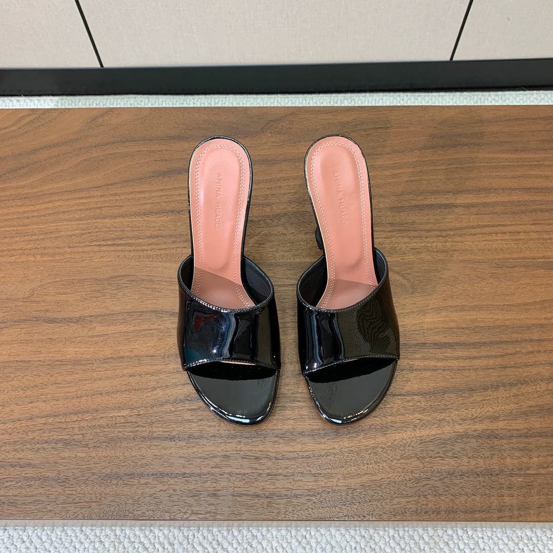 【Amina Muaddi】 光面拖鞋。鞋面漆皮、牛皮。羊皮垫脚，注塑真皮大底。跟高10cm 码数：35
