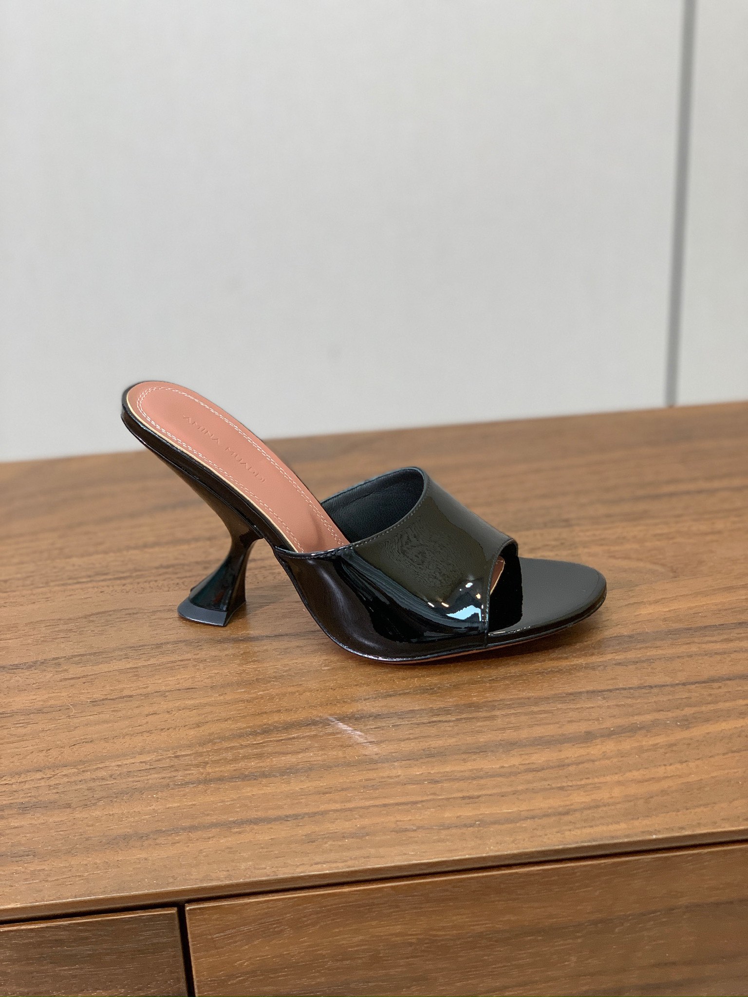【Amina Muaddi】 光面拖鞋。鞋面漆皮、牛皮。羊皮垫脚，注塑真皮大底。跟高10cm 码数：35