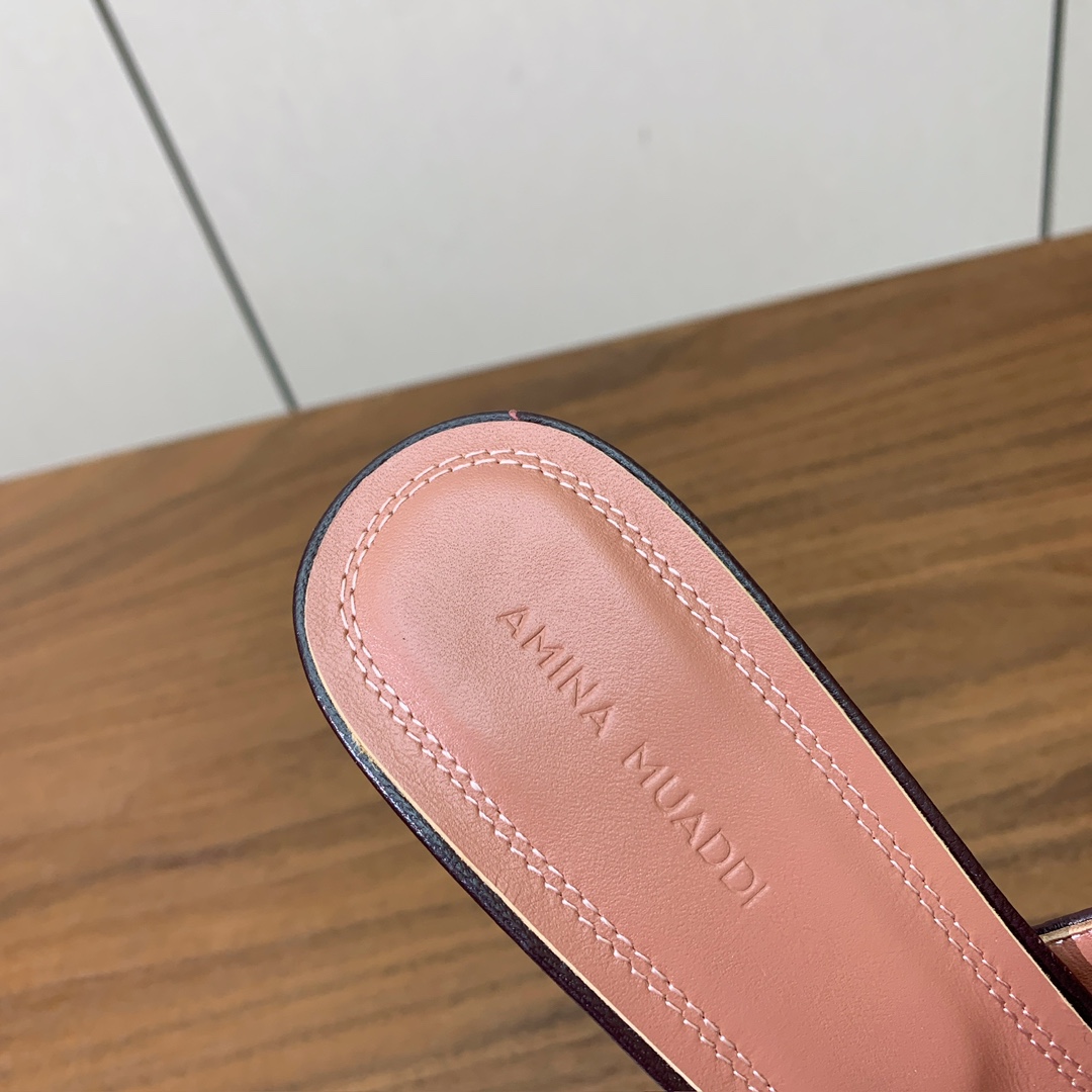 【Amina Muaddi】 光面拖鞋。鞋面漆皮、牛皮。羊皮垫脚，注塑真皮大底。跟高10cm 码数：35