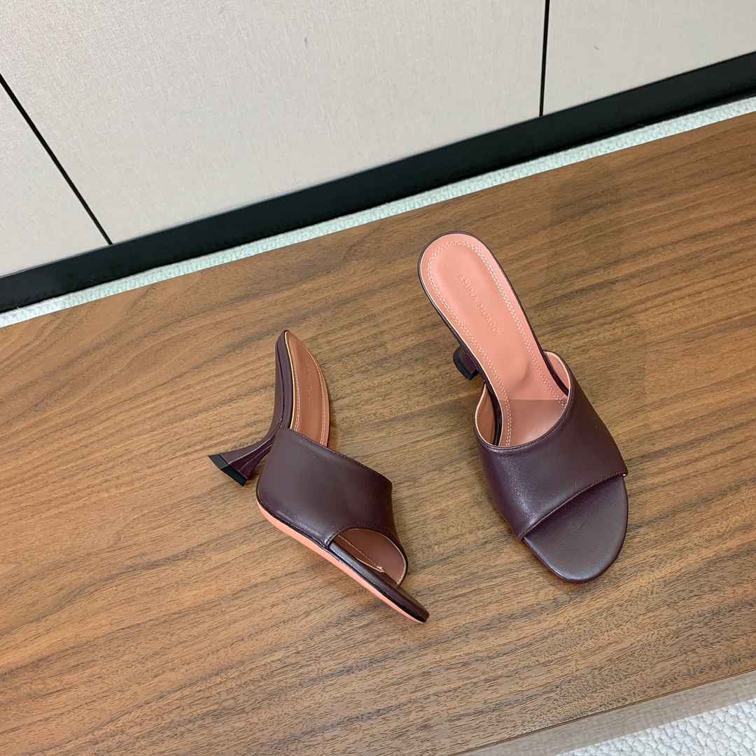 【Amina Muaddi】 光面拖鞋。鞋面漆皮、牛皮。羊皮垫脚，注塑真皮大底。跟高10cm 码数：35