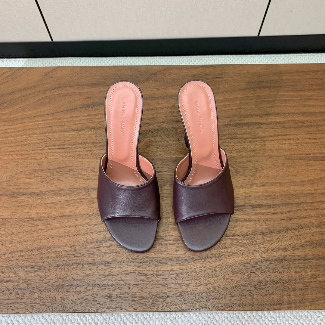 【Amina Muaddi】 光面拖鞋。鞋面漆皮、牛皮。羊皮垫脚，注塑真皮大底。跟高10cm 码数：35