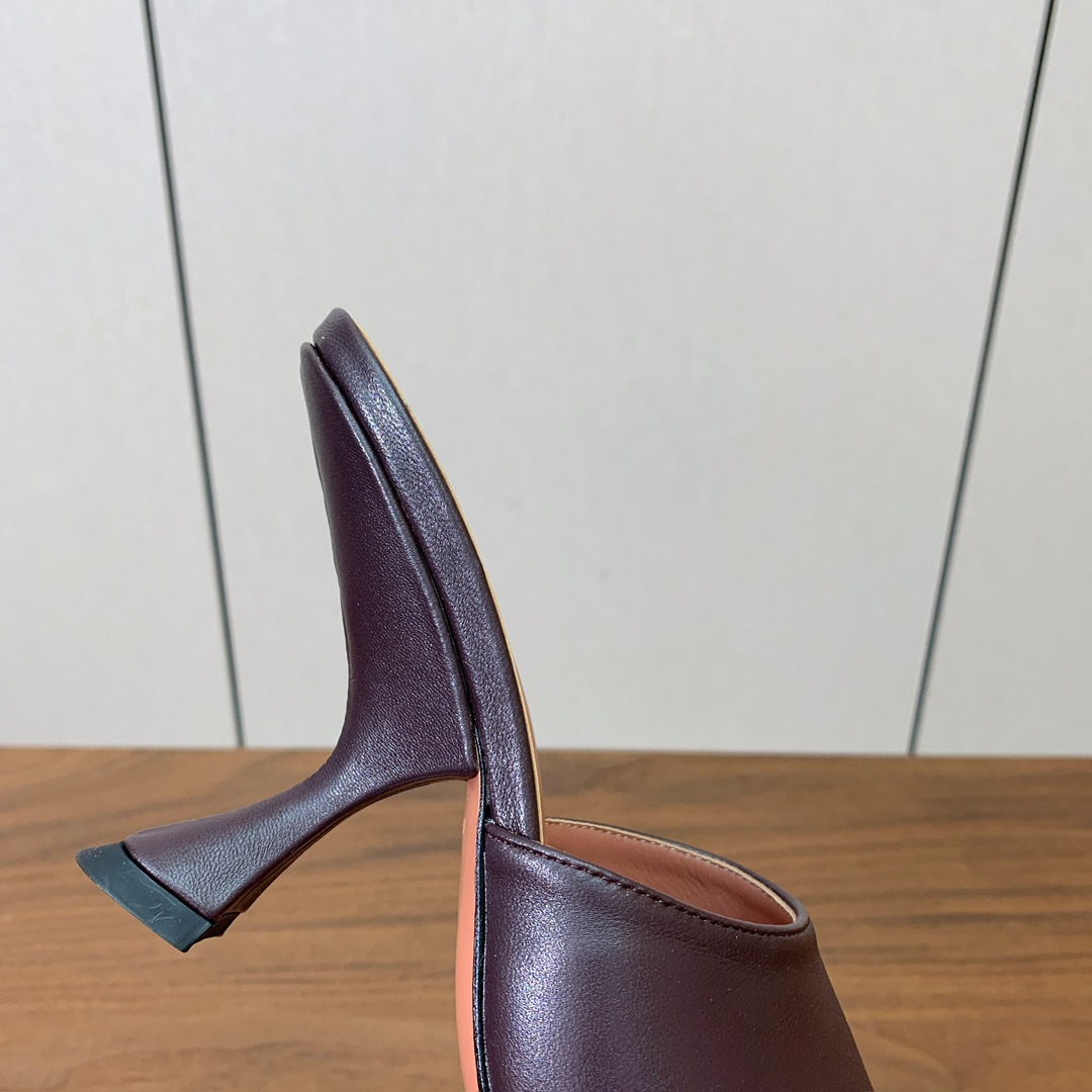 【Amina Muaddi】 光面拖鞋。鞋面漆皮、牛皮。羊皮垫脚，注塑真皮大底。跟高10cm 码数：35