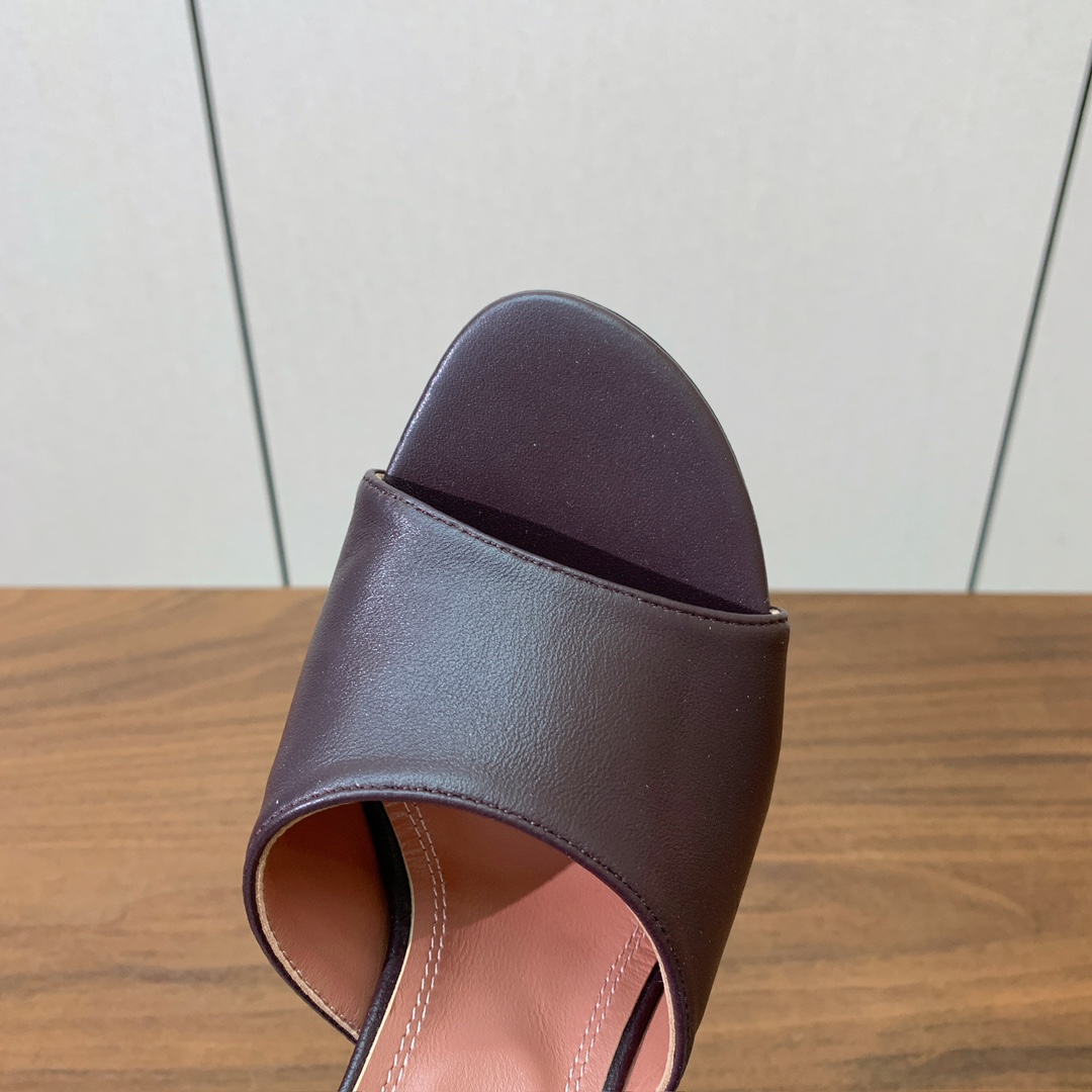 【Amina Muaddi】 光面拖鞋。鞋面漆皮、牛皮。羊皮垫脚，注塑真皮大底。跟高10cm 码数：35