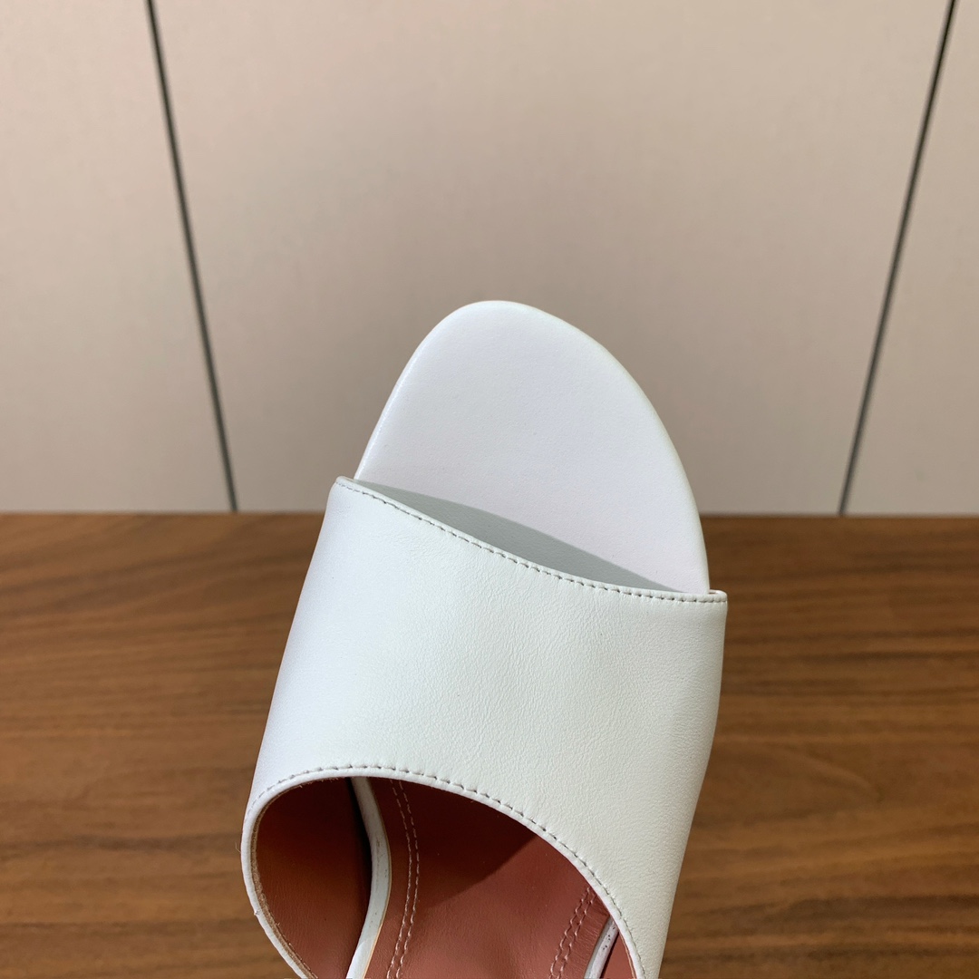 【Amina Muaddi】 光面拖鞋。鞋面漆皮、牛皮。羊皮垫脚，注塑真皮大底。跟高10cm 码数：35