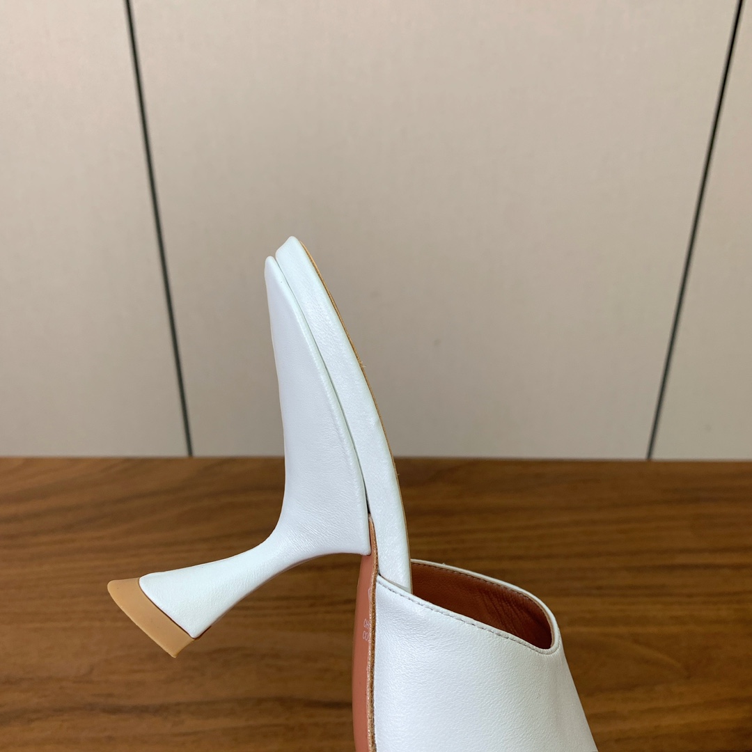 【Amina Muaddi】 光面拖鞋。鞋面漆皮、牛皮。羊皮垫脚，注塑真皮大底。跟高10cm 码数：35