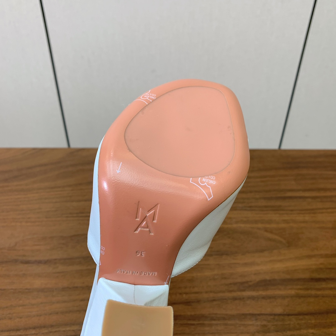 【Amina Muaddi】 光面拖鞋。鞋面漆皮、牛皮。羊皮垫脚，注塑真皮大底。跟高10cm 码数：35