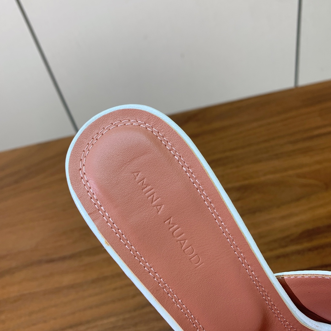 【Amina Muaddi】 光面拖鞋。鞋面漆皮、牛皮。羊皮垫脚，注塑真皮大底。跟高10cm 码数：35