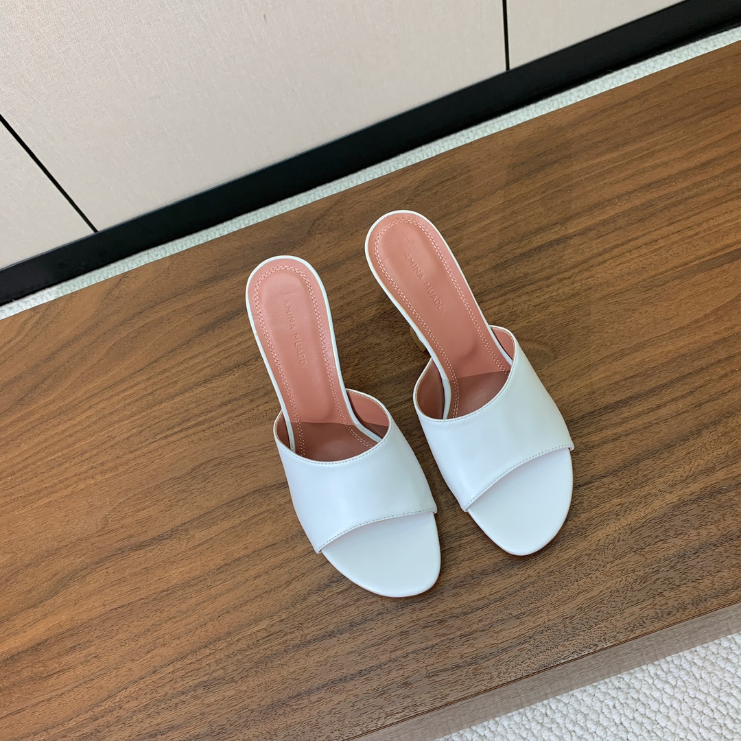 【Amina Muaddi】 光面拖鞋。鞋面漆皮、牛皮。羊皮垫脚，注塑真皮大底。跟高10cm 码数：35