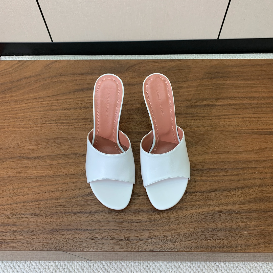 【Amina Muaddi】 光面拖鞋。鞋面漆皮、牛皮。羊皮垫脚，注塑真皮大底。跟高10cm 码数：35