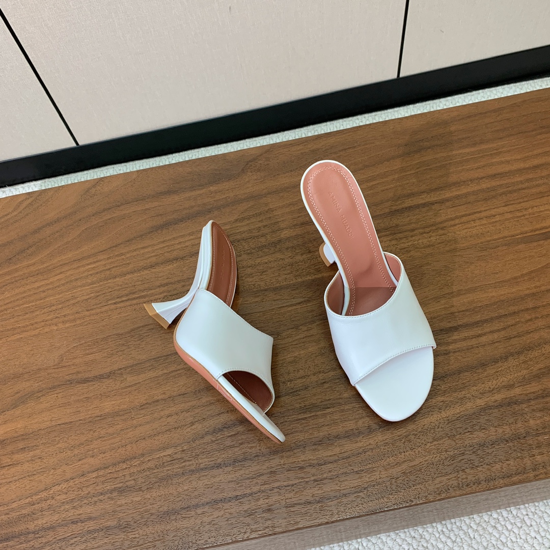 【Amina Muaddi】 光面拖鞋。鞋面漆皮、牛皮。羊皮垫脚，注塑真皮大底。跟高10cm 码数：35